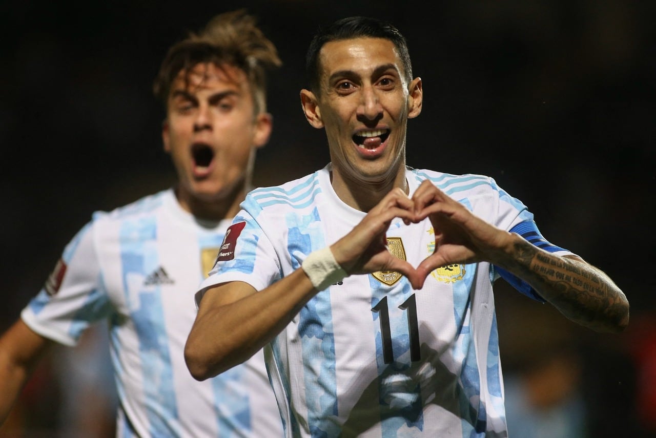 Di María festeja su gol; detrás Dybala, su asistidor