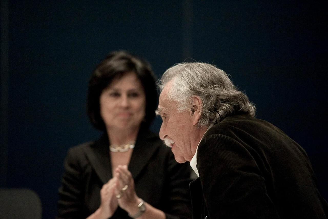 Carlos Payán en primer plano. En el fondo, su compañera Laura Restrepo.