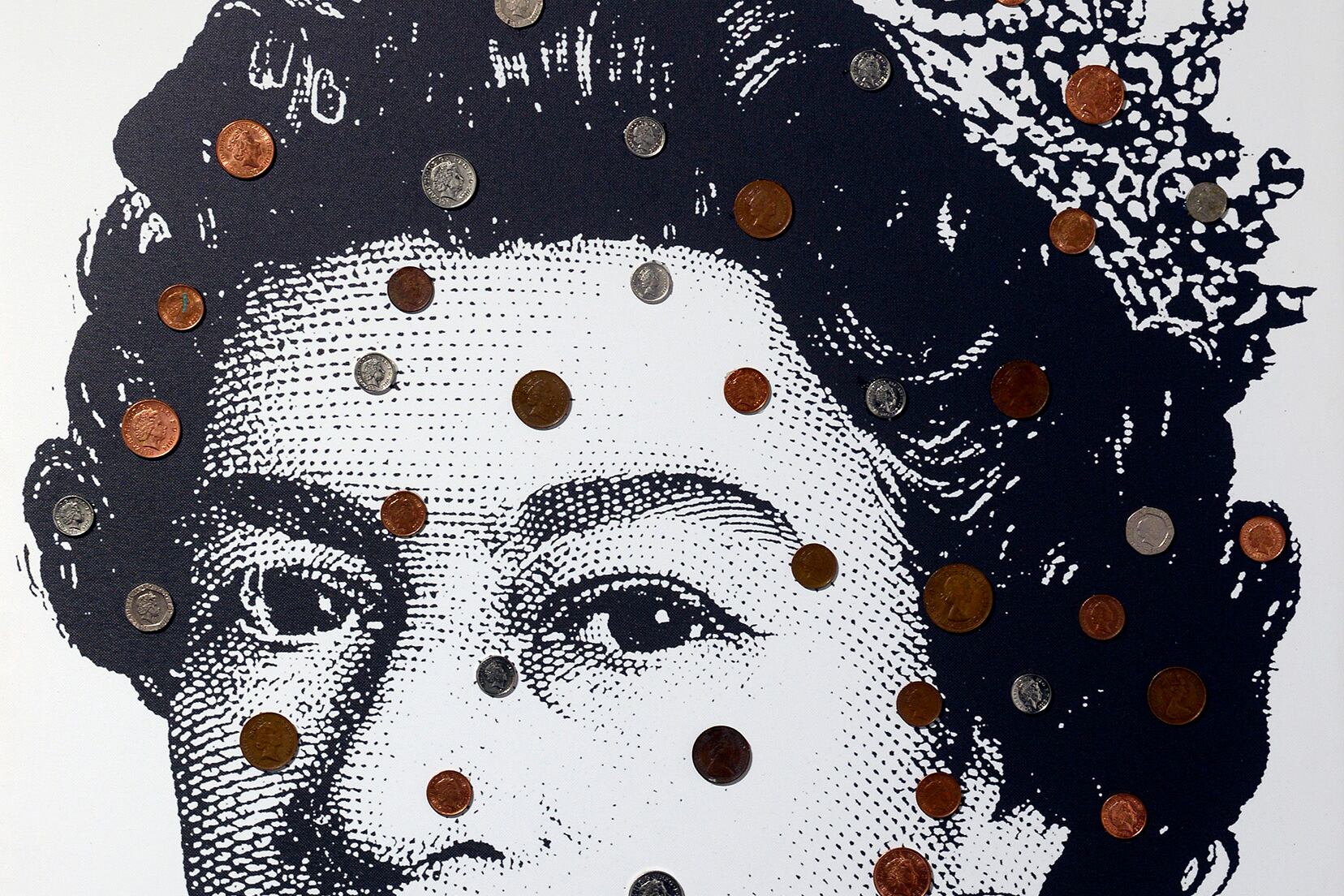 La efigie de la reina de Inglaterra atacada por “granos”.