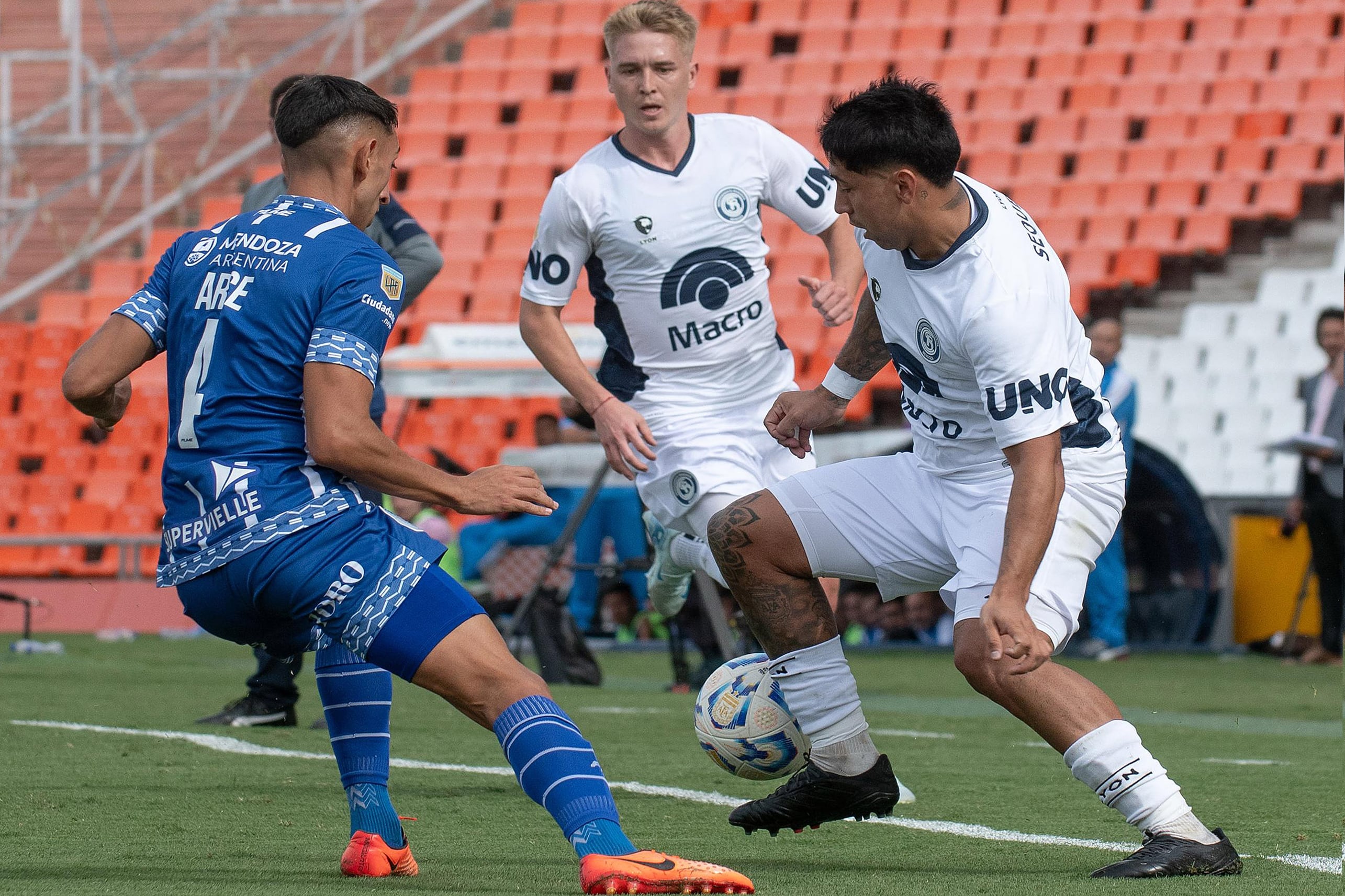 Sequeira maniobra ante Arce en un estadio vacío
