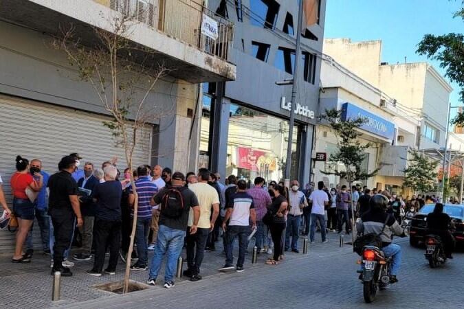 Ahorristas agolpados en la sede de RT ante el anuncio de su cierre.