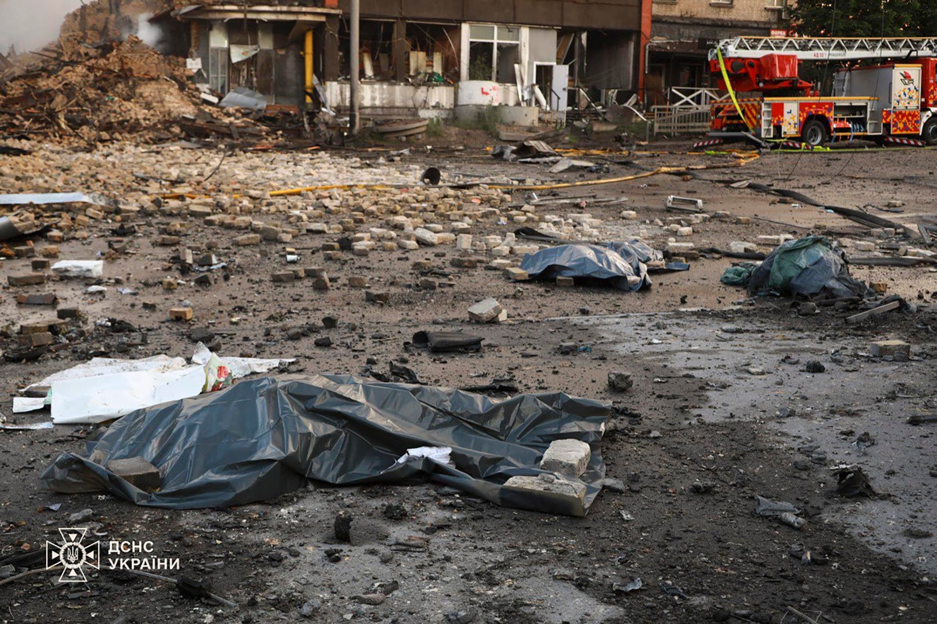 El servicio de emergencias de Ucrania muestra los cuerpos cubiertos de las víctimas del ataque en Kiev