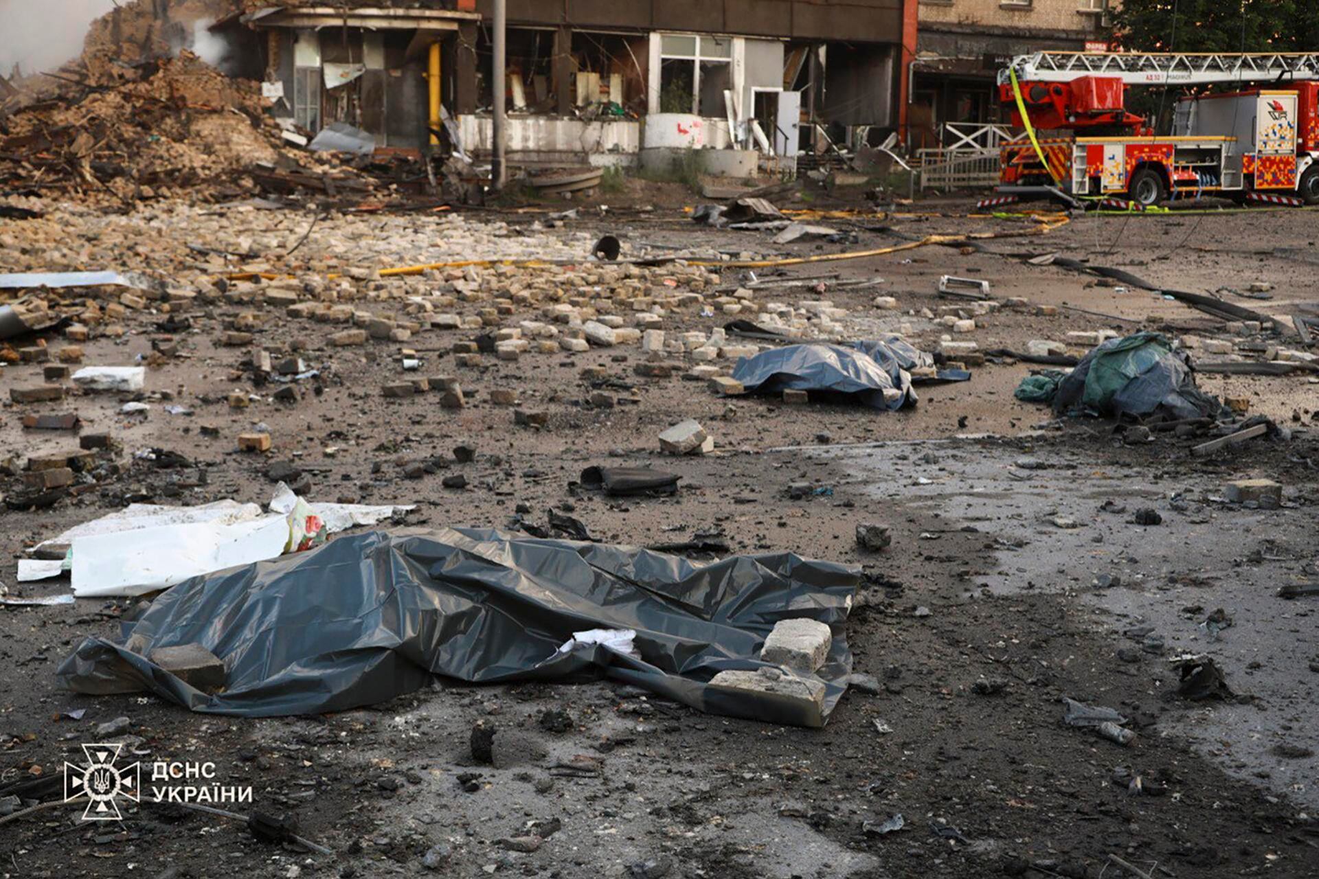 El servicio de emergencias de Ucrania muestra los cuerpos cubiertos de las víctimas del ataque en Kiev