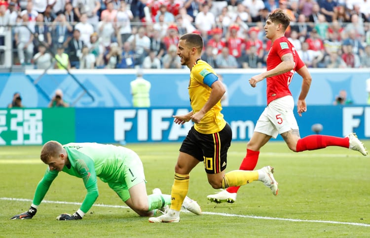 Hazard ya remató y el arquero Pickford lo sufre: es el segundo gol de Bélgica.