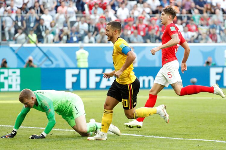 Hazard ya remató y el arquero Pickford lo sufre: es el segundo gol de Bélgica.