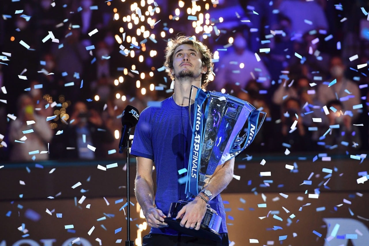 Zverev mira al cielo mientras sostiene la Copa