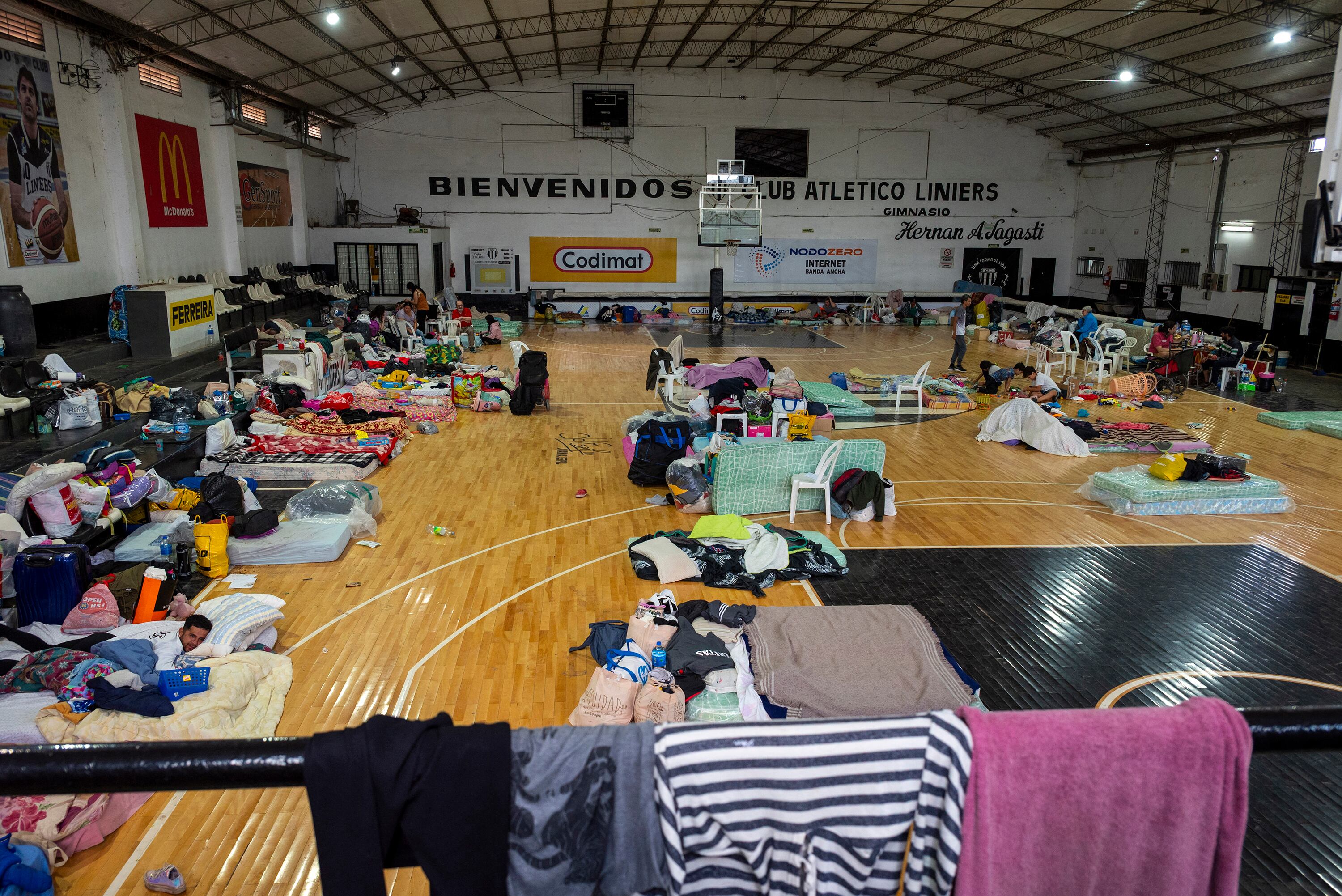 Evacuados en los clubes.