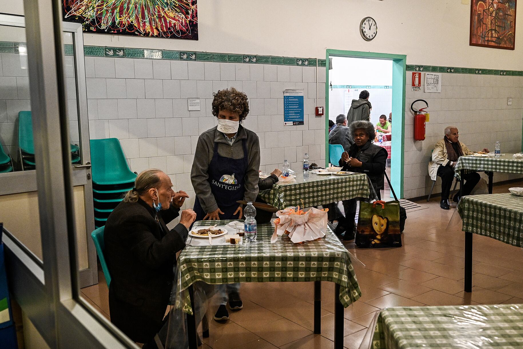 Almuerzo en un comedor en Roma para personas de bajos recursos.