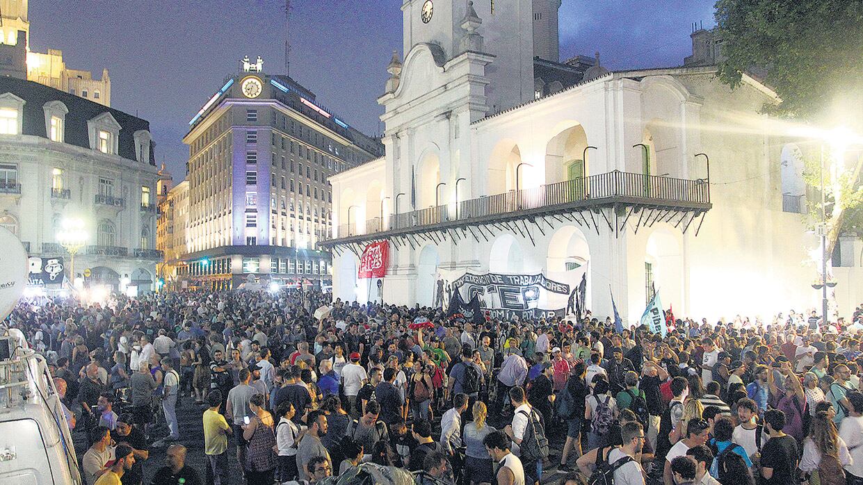 Mucha gente acudió espontáneamente a la plaza luego de enterarse de las novedades judiciales.