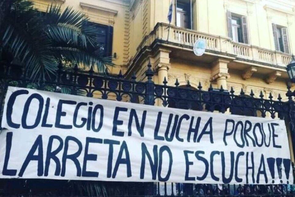 Estudiantes de colegios porteños reclaman que el Gobierno de la Ciudad atienda a sus pedidos: mejores viandas, mejores condiciones edilicias y de seguridad y el fin de las pasantías obligatorias. Imagen: Twitter