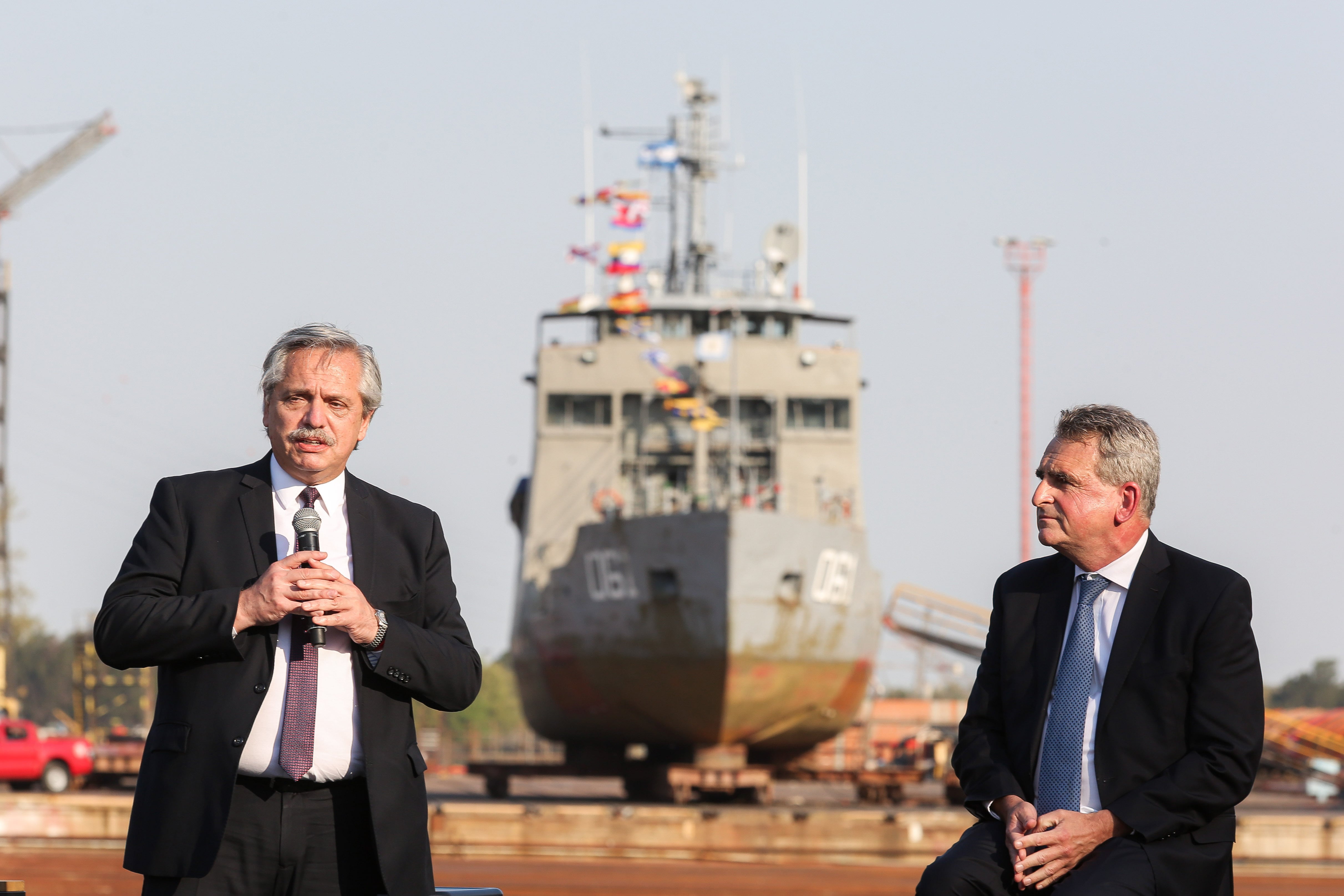 El Presidente junto al ministro de Defensa, Agustín Rossi.