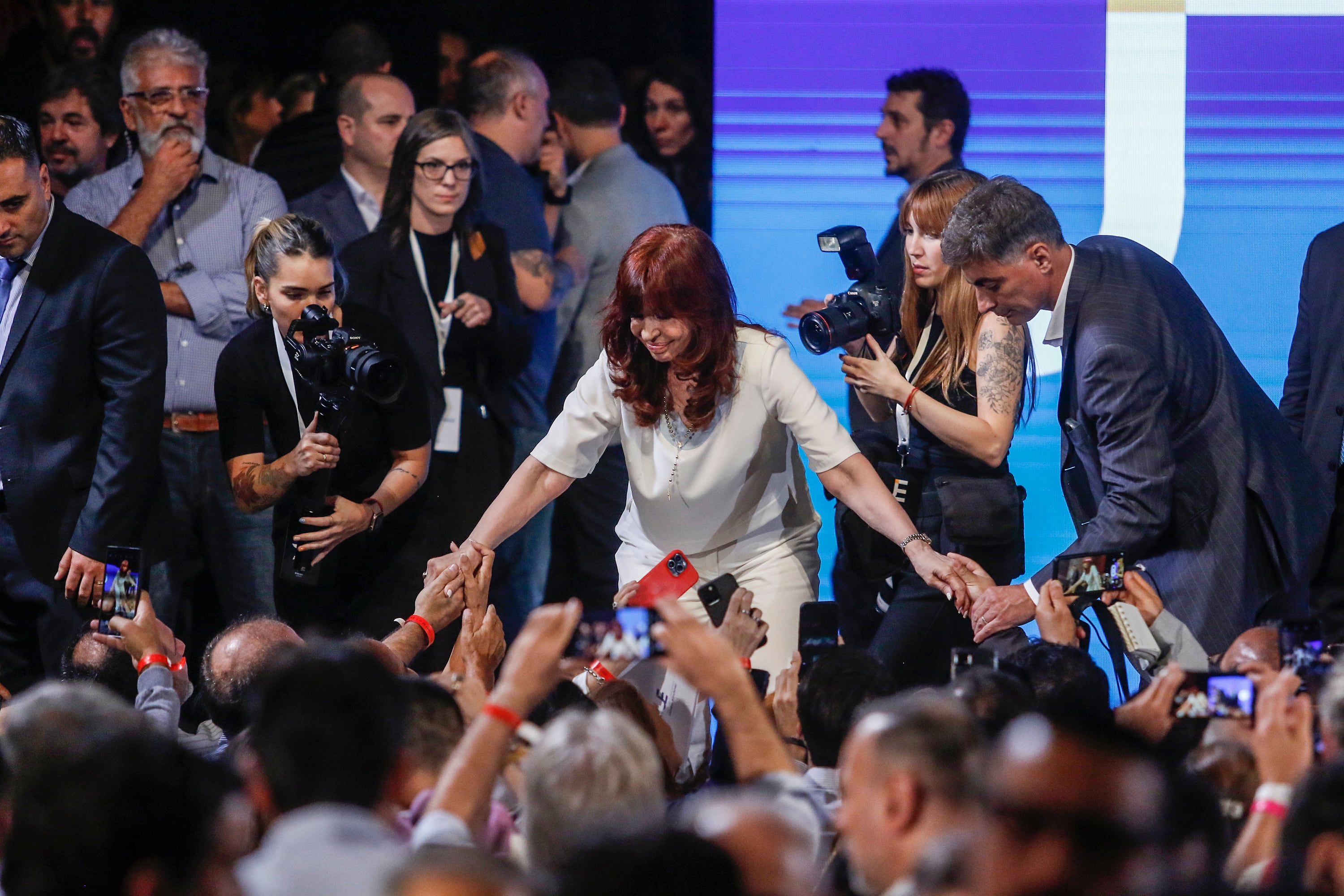 "La Argentina fue el país que más se endeudó, fue criminal lo que pasó", dijo Cristina Fernández de Kichner ante un teatro repleto.