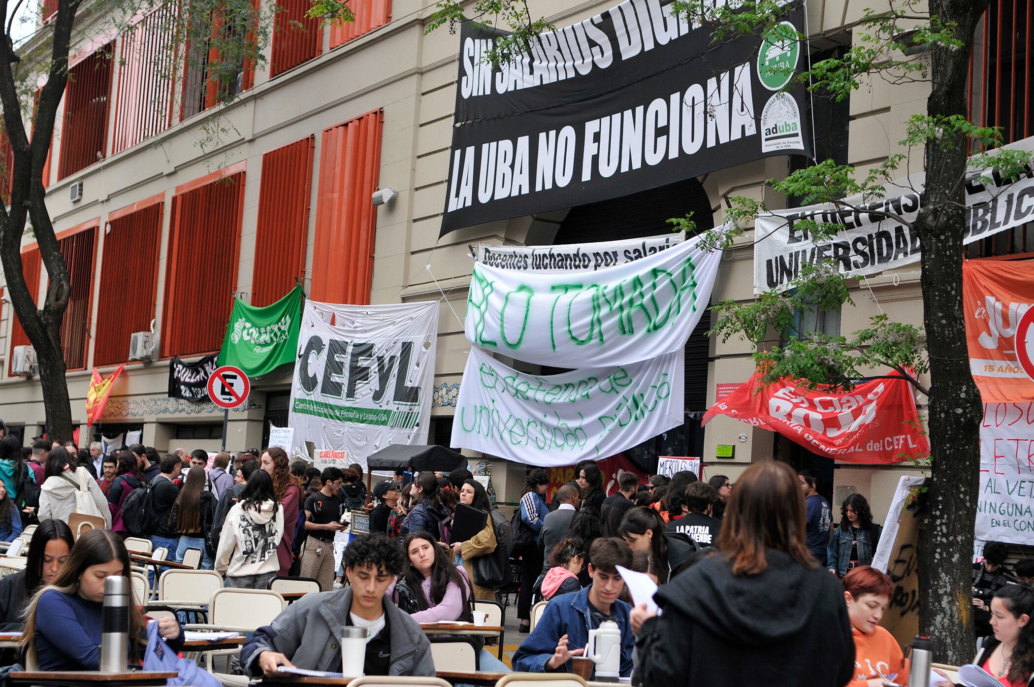 Clases públicas en la puerta de la Facultad de Filosofía y Letras.