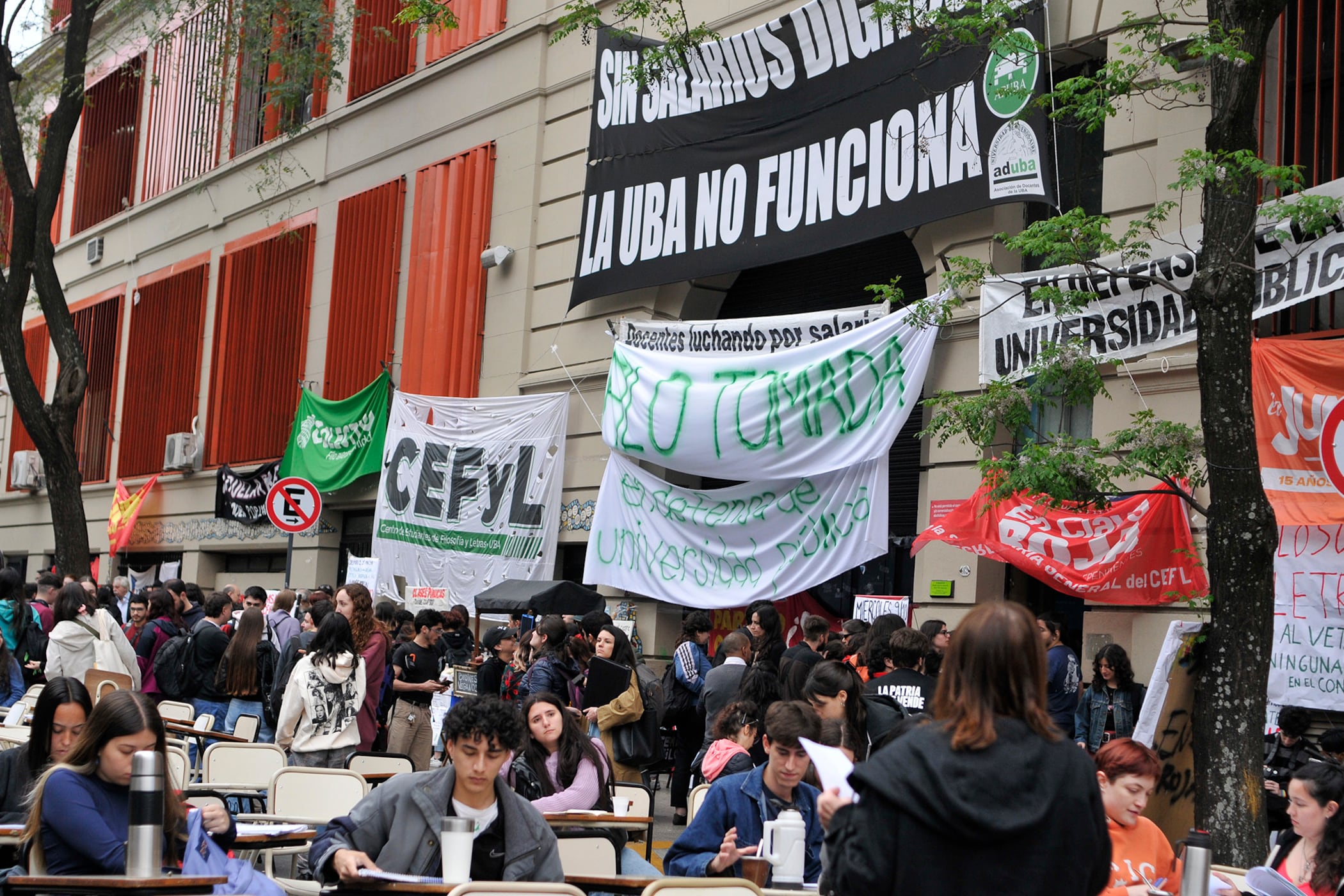 Clases públicas en la puerta de la Facultad de Filosofía y Letras.