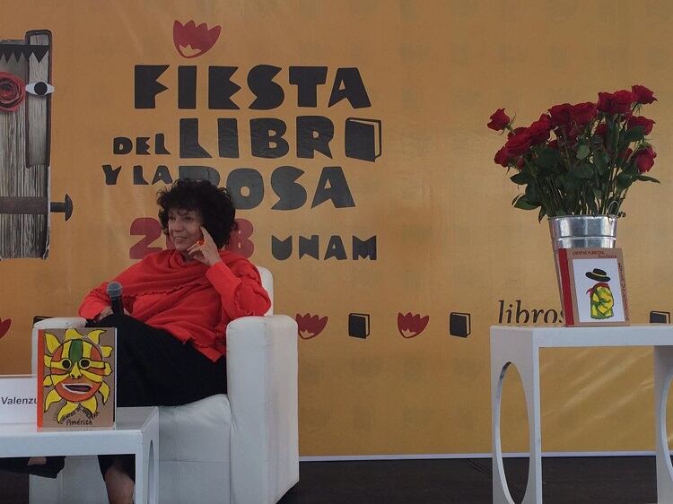 Valenzuela, en una actividad en México, que ahora la premia con el Carlos Fuentes.