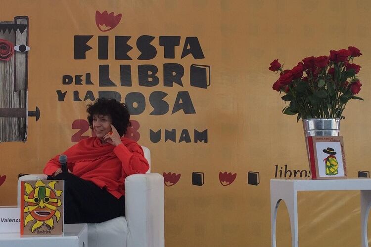 Valenzuela, en una actividad en México, que ahora la premia con el Carlos Fuentes.