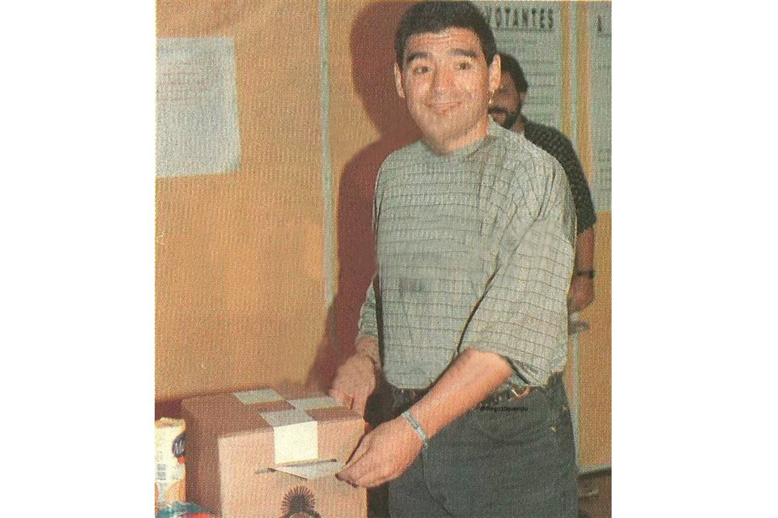 Diego Maradona, en el momento de emitir un voto