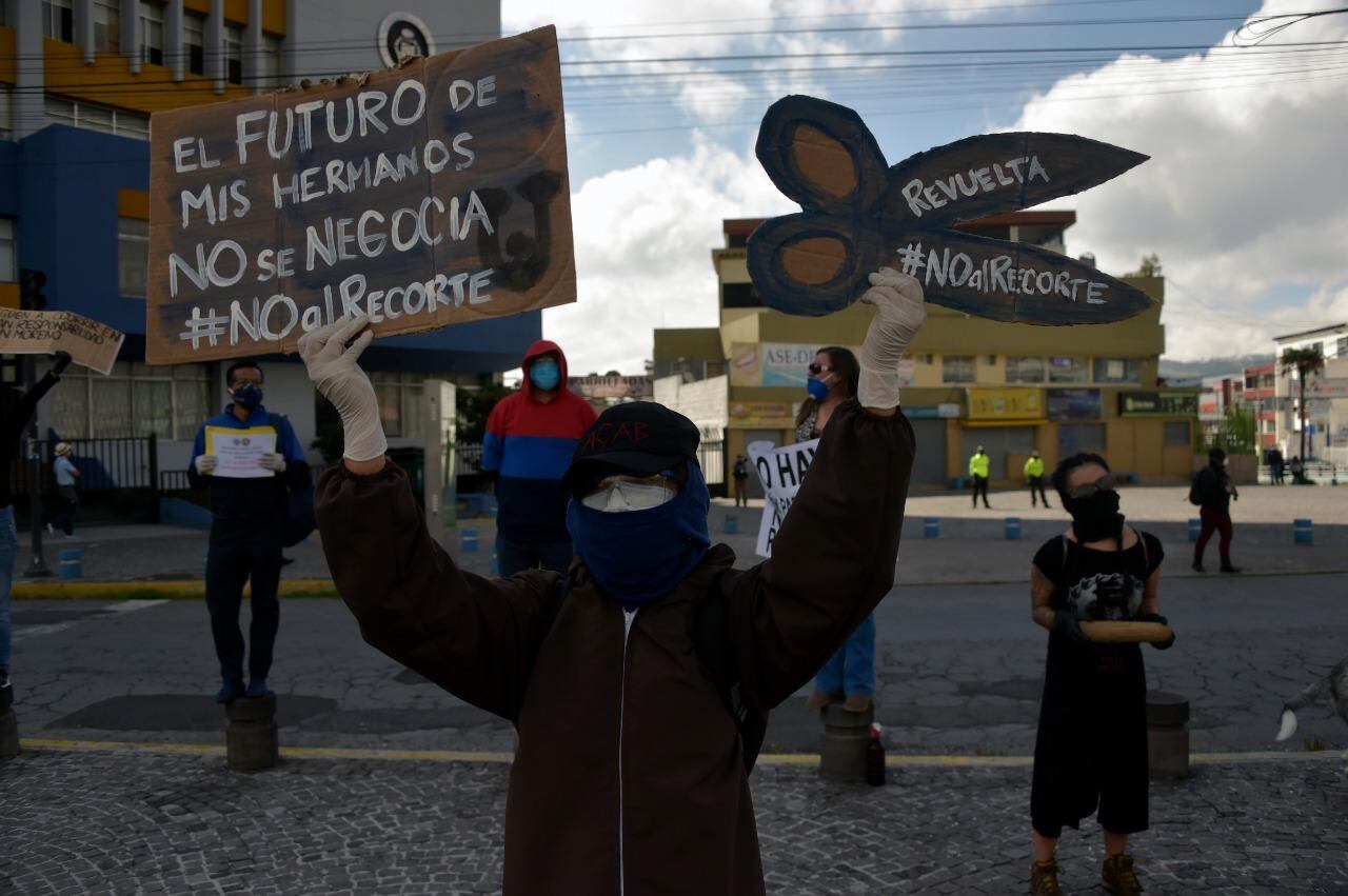Estudiantes protestan en contra del recorte de Lenin Moreno en Quito.