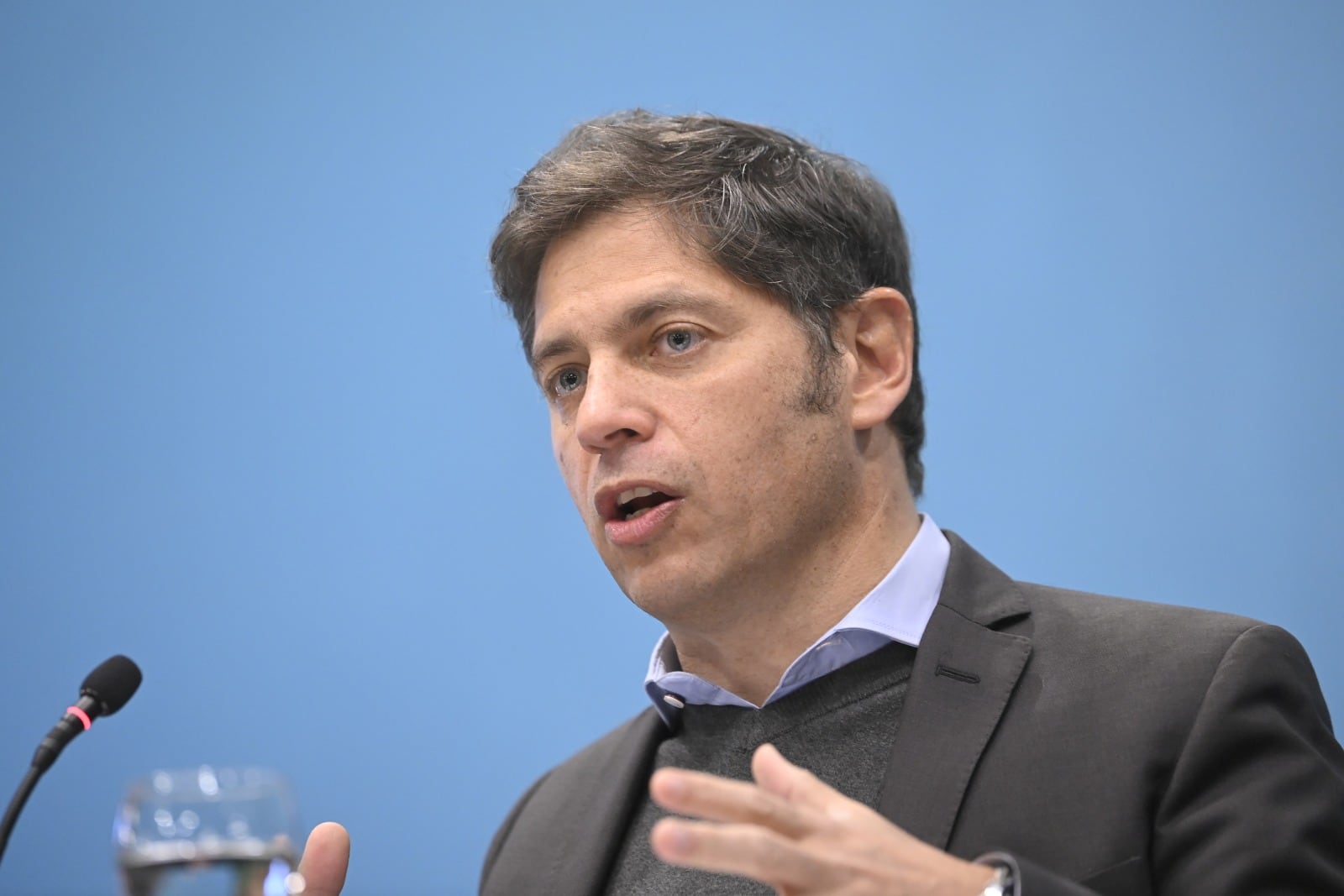 El gobernador Axel Kicillof durante la conferencia de prensa de este lunes. 