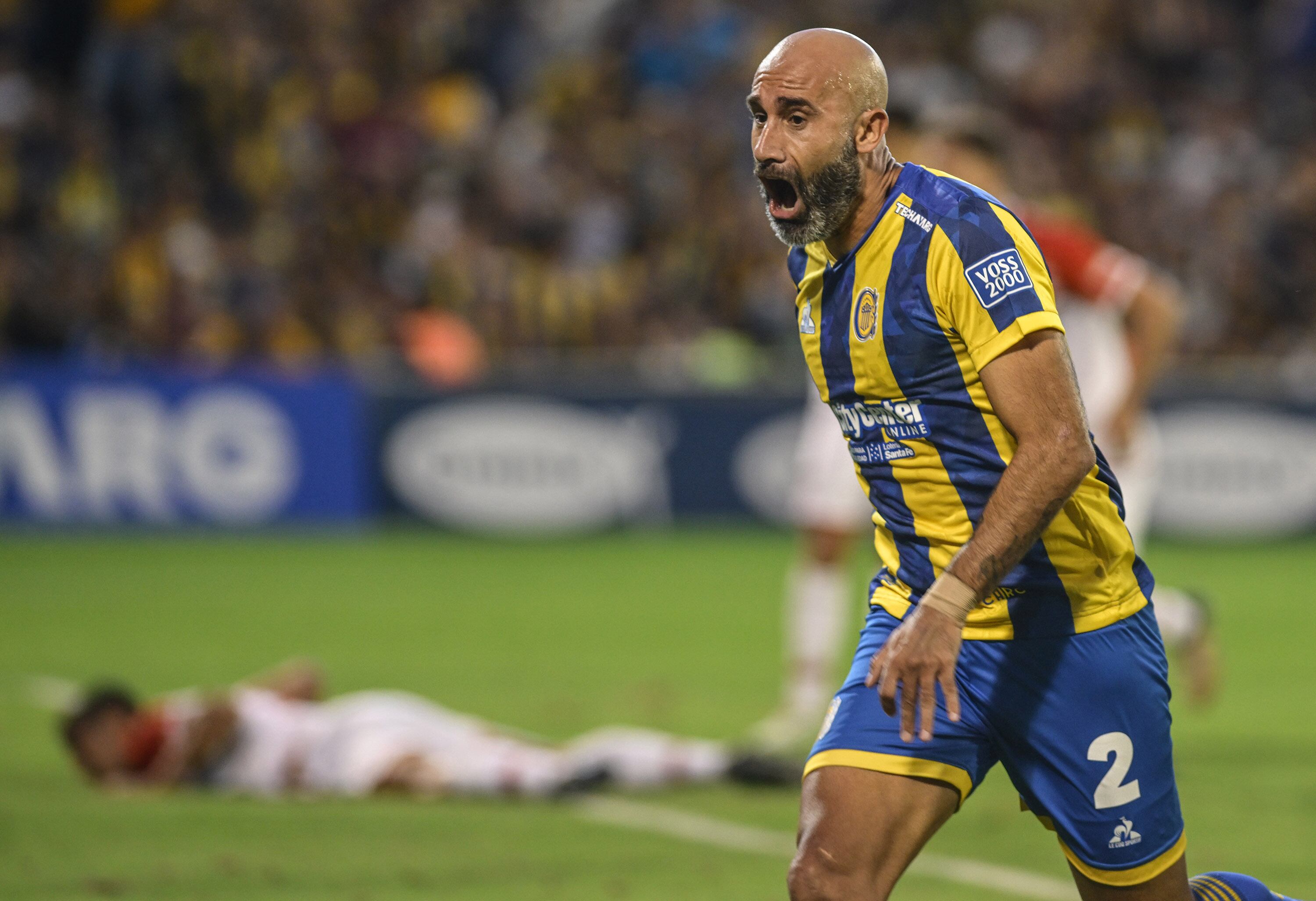 Carlos Quintana festeja su gol luego de un cabezazo