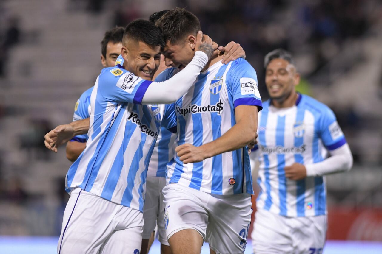 Todo el Decano celebra el gol de Capasso ante el Fortín