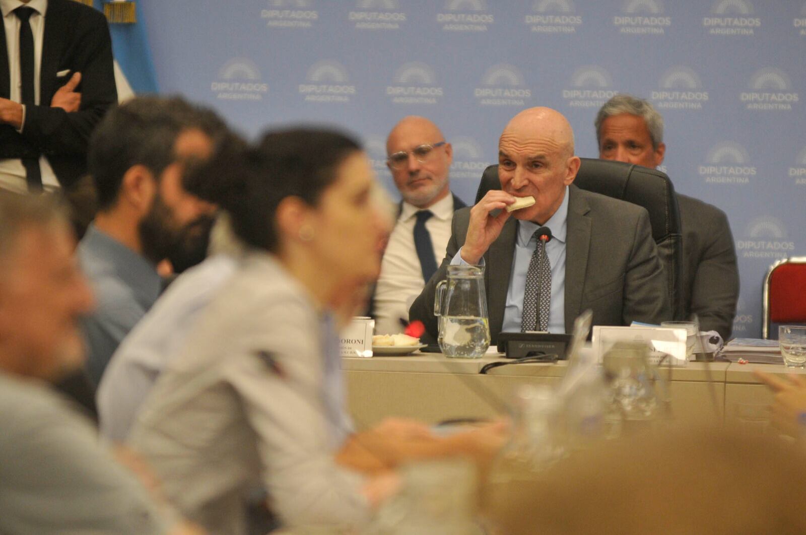 El oficialismo quiere dictaminar el martes para votar la megaley el jueves.