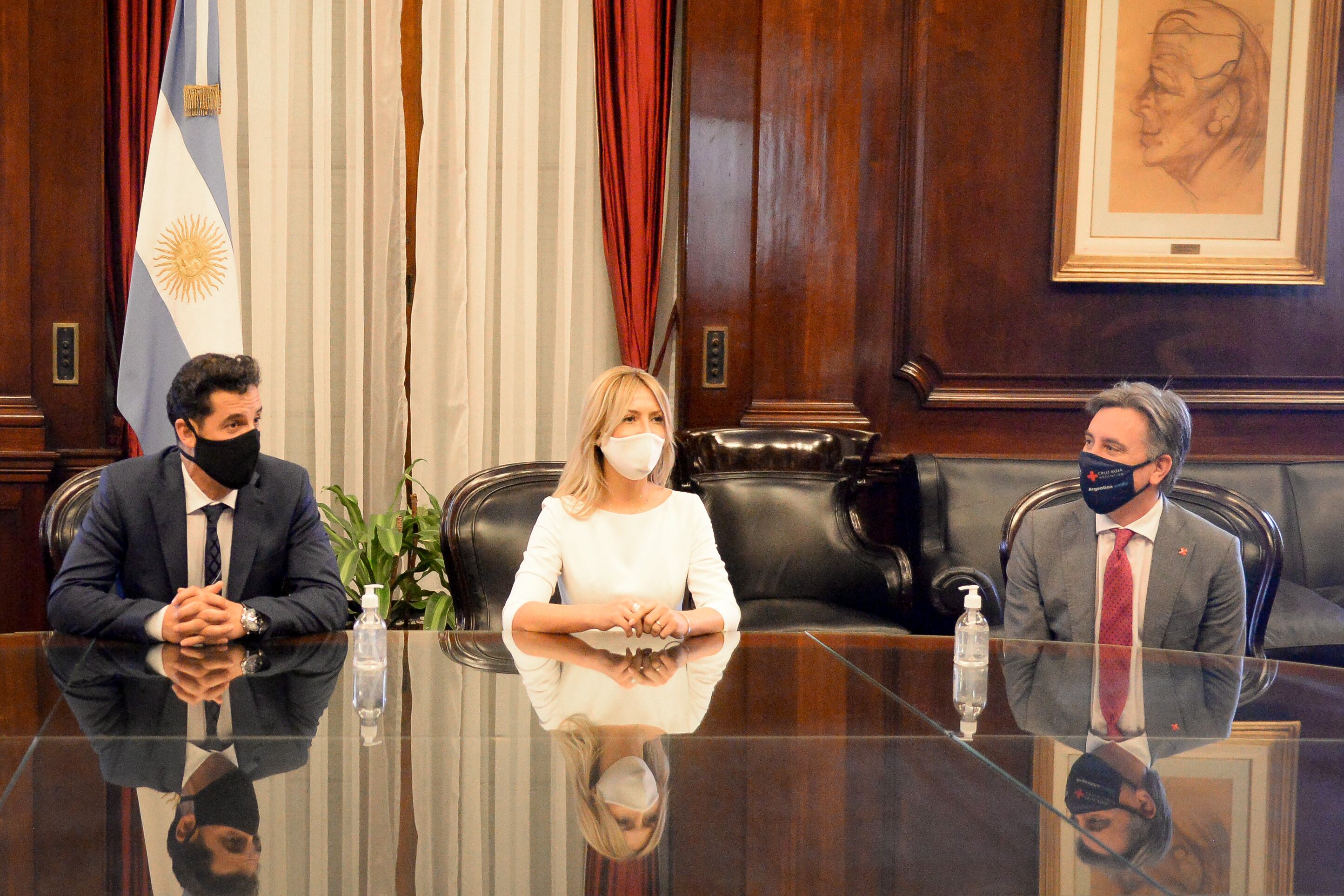 La primera dama Fabiola Yañez, como presidenta honoraria de la Fundación Banco Nación Argentina (FBNA) donará equipamiento para salas de espera pediátrica.