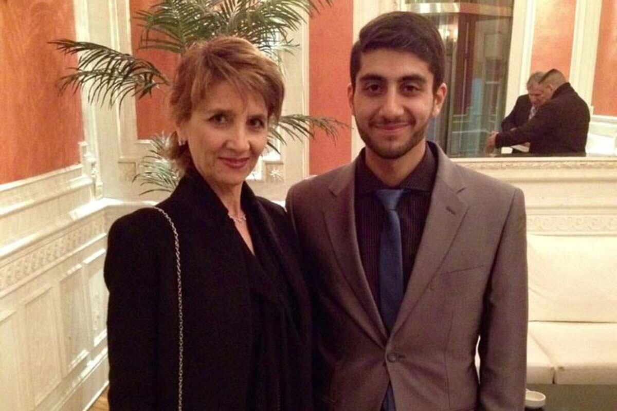 El policía porteño desaparecido Arshak Karhanyan junto a su madre