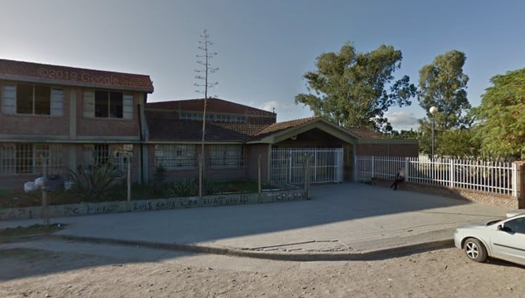 Fachada de la escuela Provincia de Salta. 
