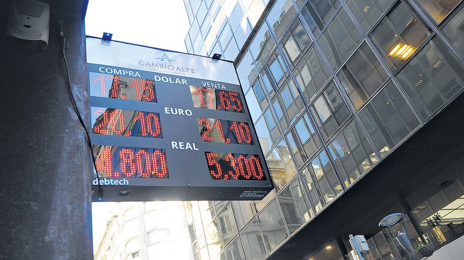 Operadores de la city aseguran que hubo intervención de la banca pública para frenar el dólar.