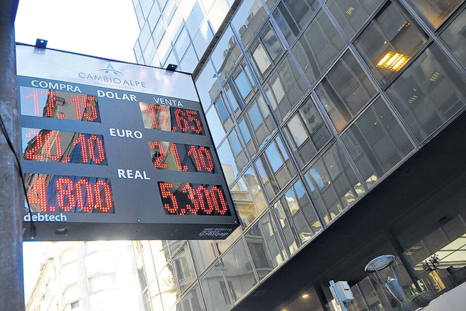 Operadores de la city aseguran que hubo intervención de la banca pública para frenar el dólar.