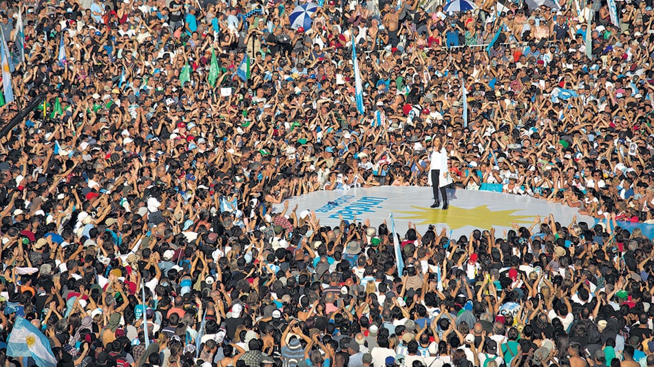 Cristina Kirchner habló en una plataforma ubicada en el centro de un campo de juego repleto de gente.