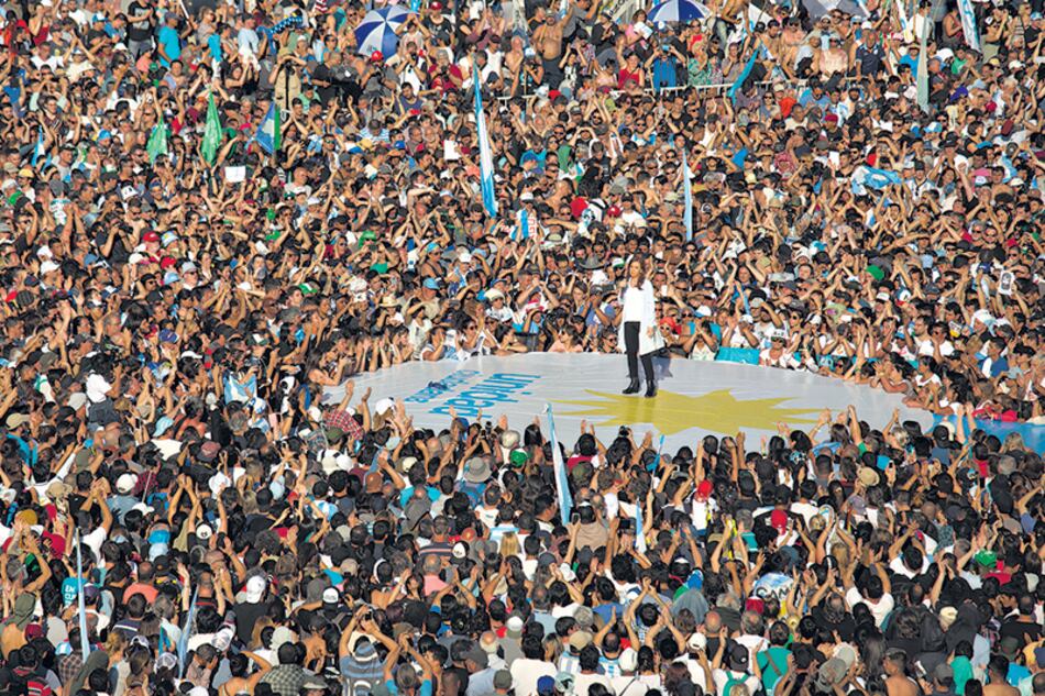 Cristina Kirchner habló en una plataforma ubicada en el centro de un campo de juego repleto de gente.