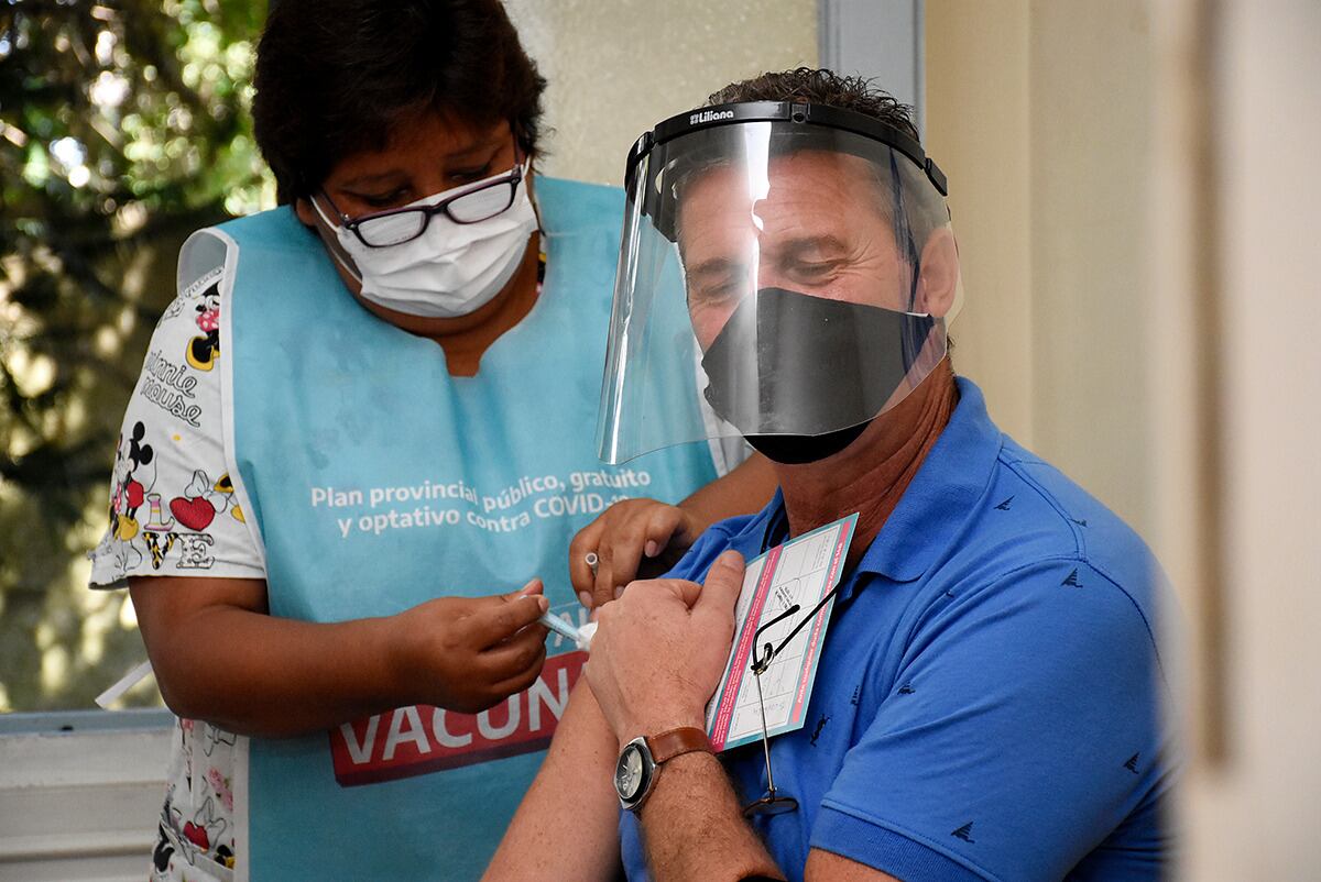  "Los más complicados somos los adultos. Los pibes se acostumbraron hasta a tomar distancia con los dos brazos estirados", dijo a este diario Vilma, una docente de escuela primaria.