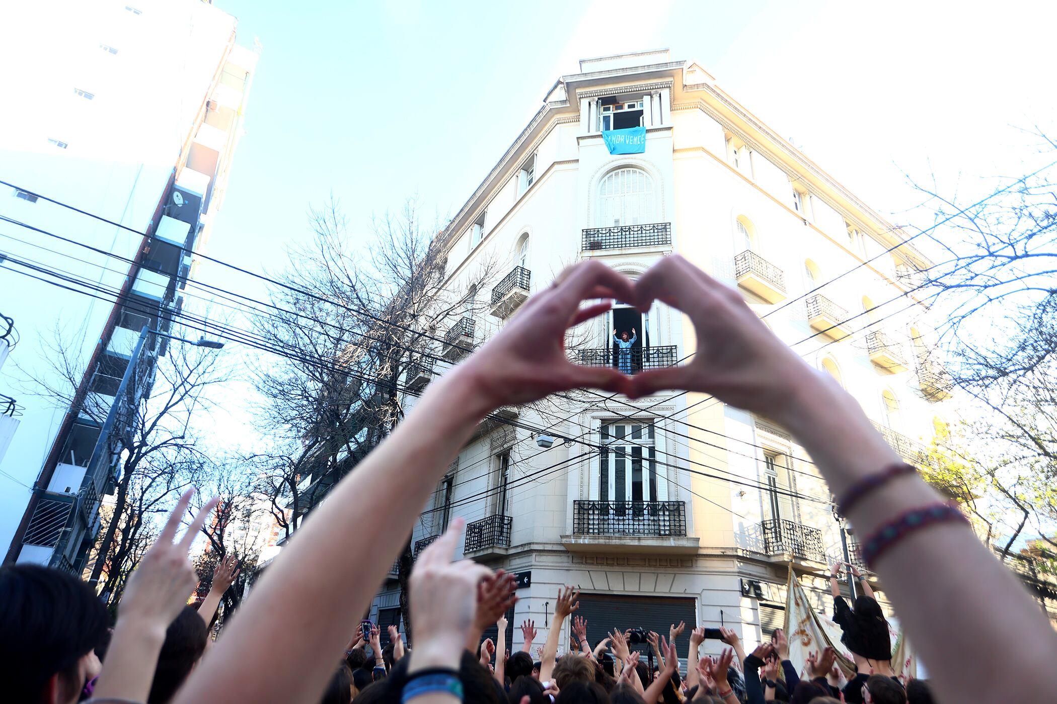 Cristina Kircher saluda desde el balcón a los estudiantes secundarios.