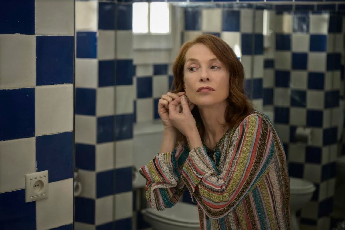 El personaje de Huppert convoca a familia y amigos para una despedida. 