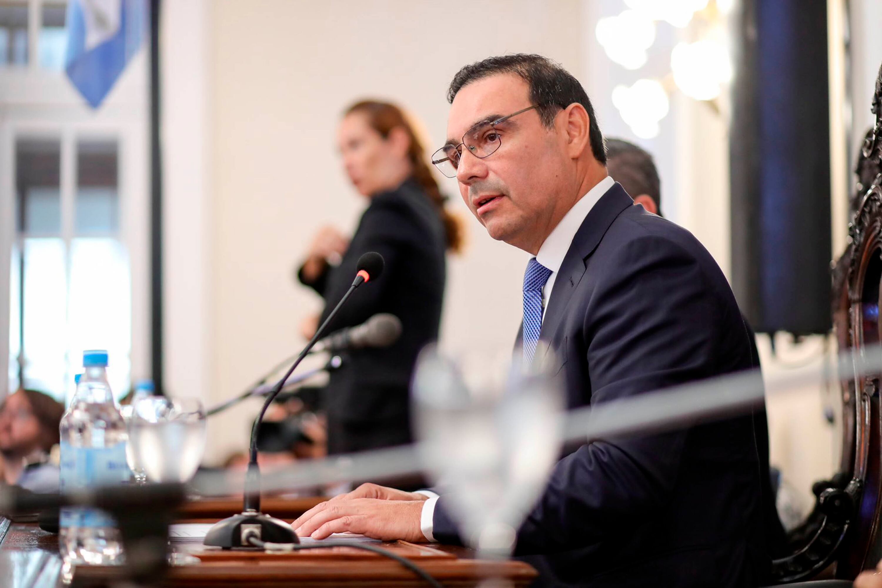 El gobernador radical Gustavo Valdés oficializó la fecha de los comicios separada del calendario federal.