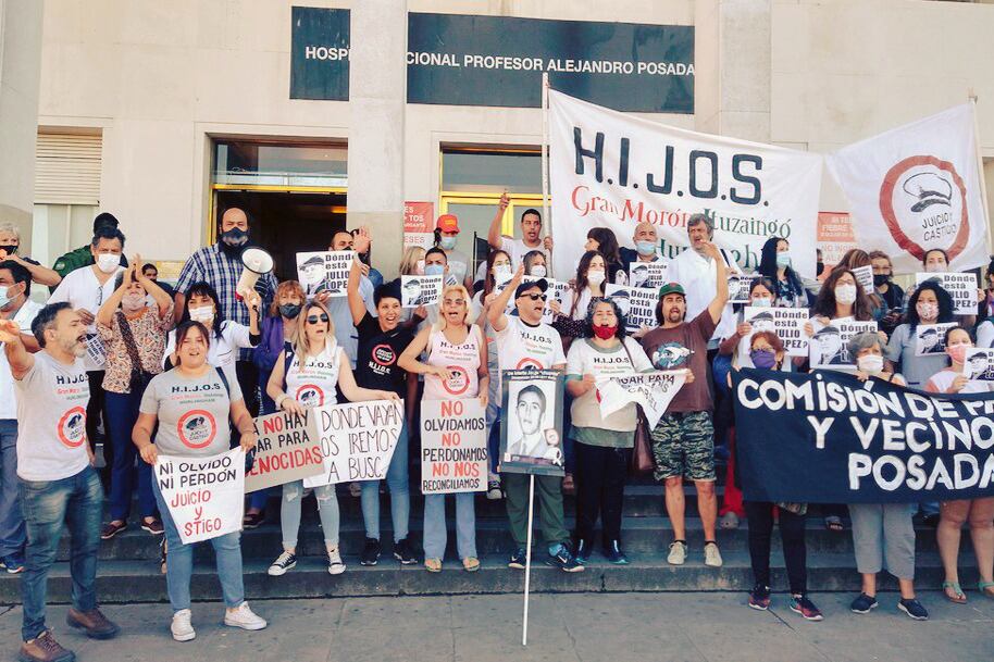 Trabajadores del hospital y la agrupación H.I.J.O.S se concentró en las escalinatas del Posadas para repudiar la atención del genocida en ese centro asistencial.