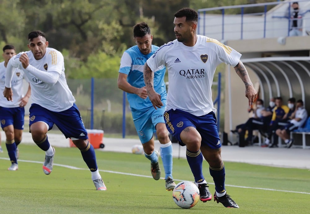 Edwin Cardona lleva la pelota, mientras Ramón Ábila palpita el desenlace de la jugada.