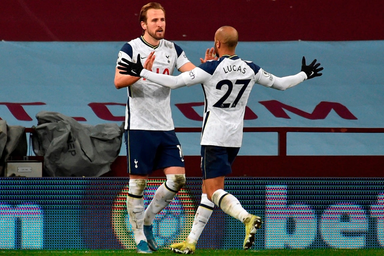 Kane festeja su gol con el brasileño Moura. Ganó Tottenham.