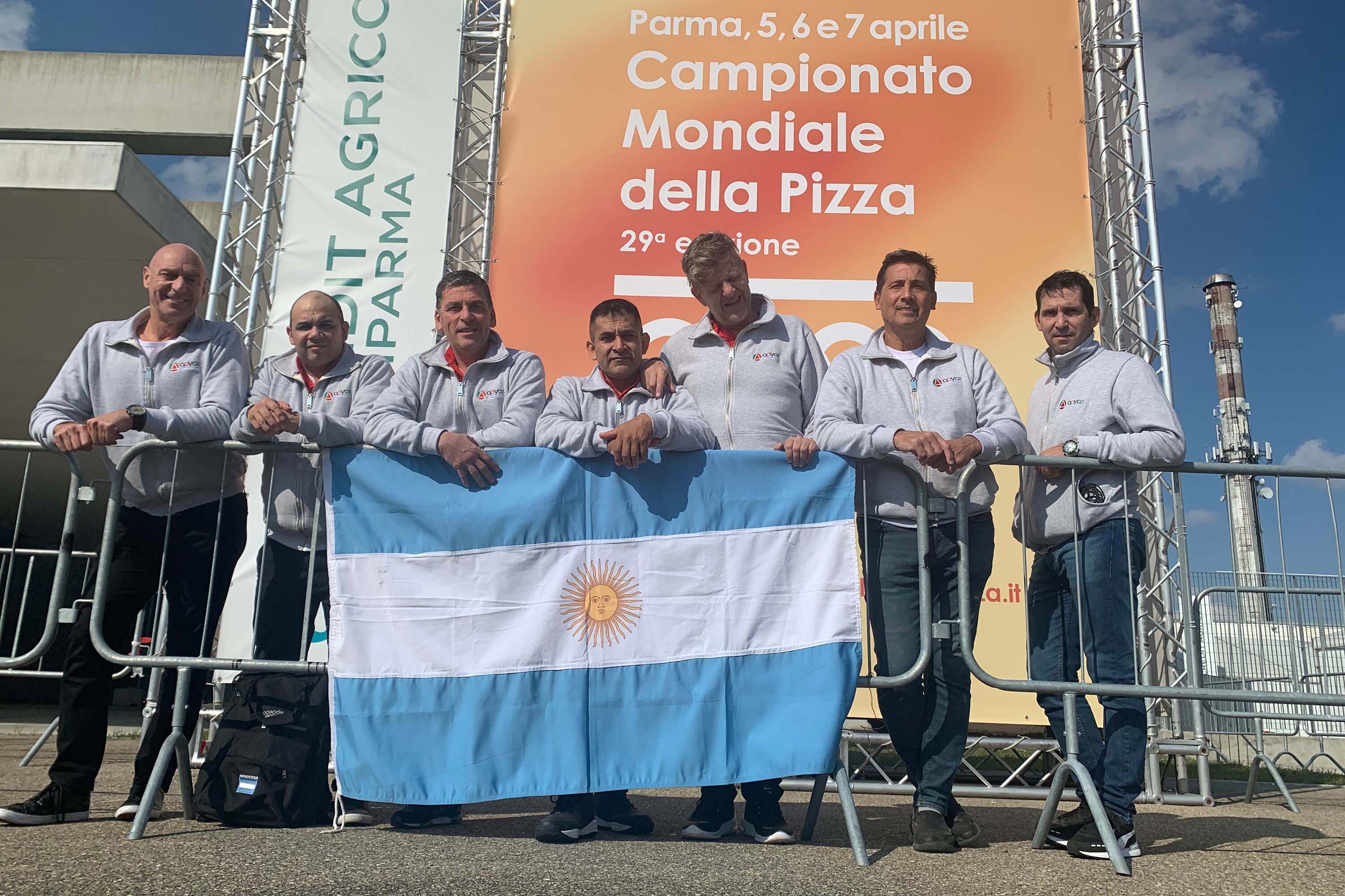 El equipo de maestros pizzeros de la Argetina, que participara en la 29° edición del Campeonato Mundial de la Pizza, en Parma, Italia.