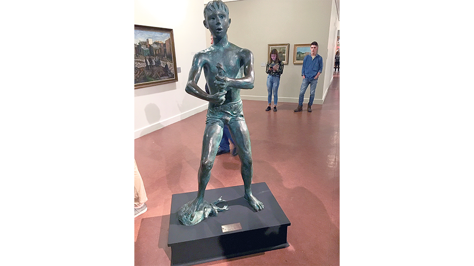 Muchacho del Paraná, 1942; bronce de Lucio Fontana.