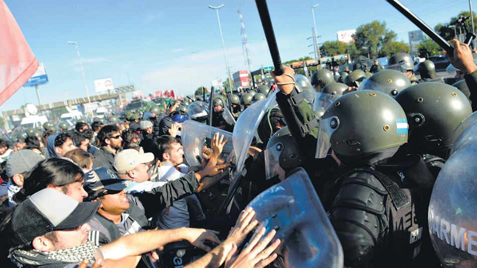El 6 de abril la policía reprimió los piquetes de la Panamericana.