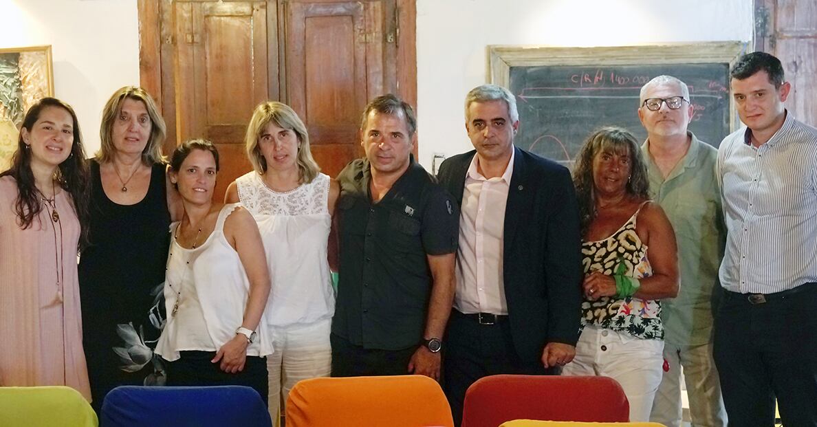 El rector de la UNR junto a integrantes de la asociación.