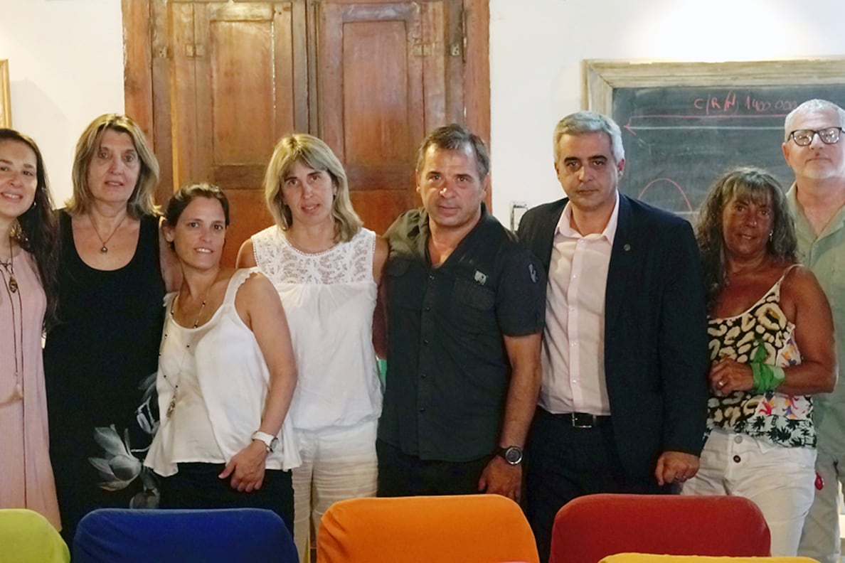 El rector de la UNR junto a integrantes de la asociación.