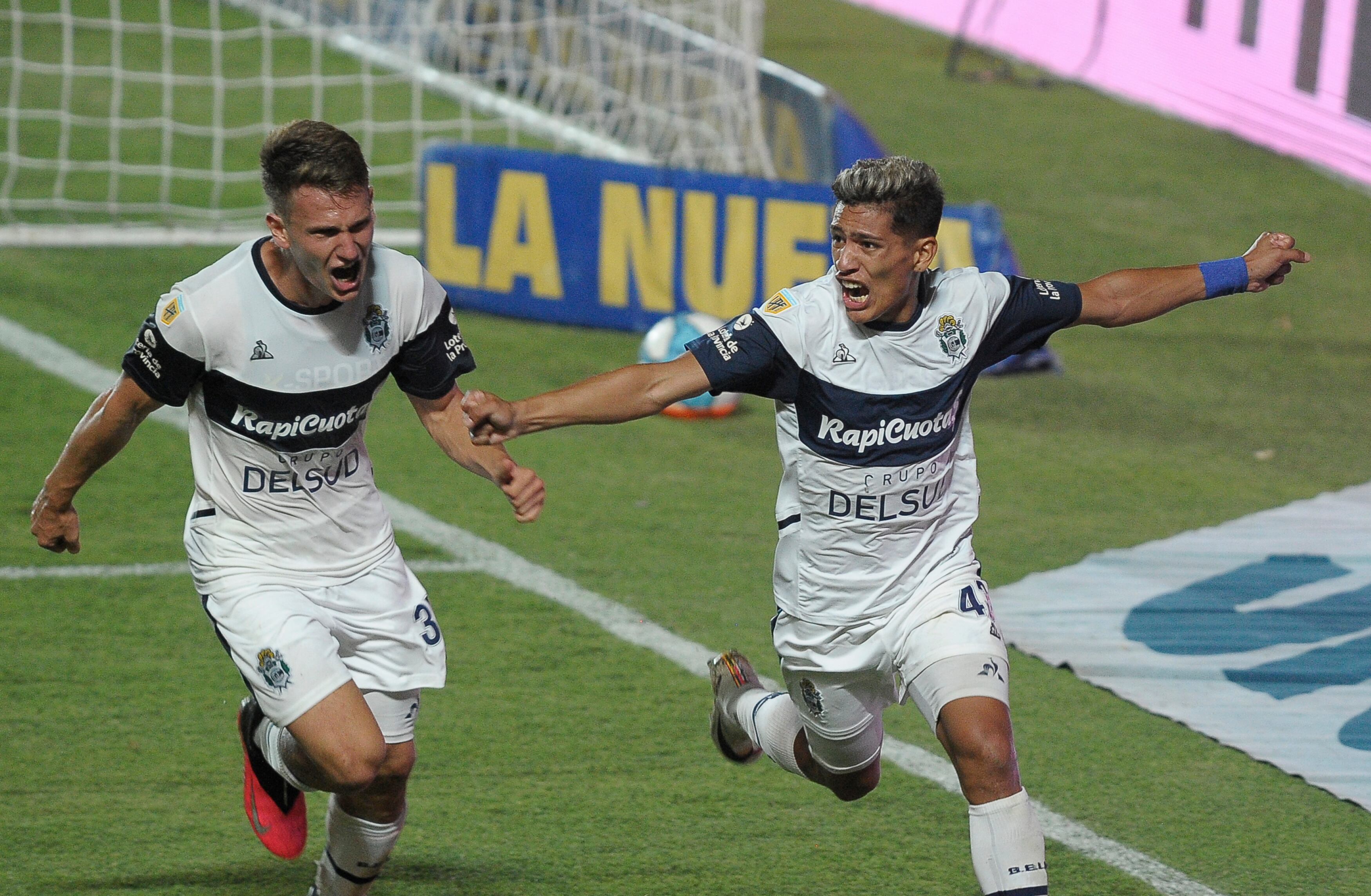 Festejo platense en el Bajo Flores.