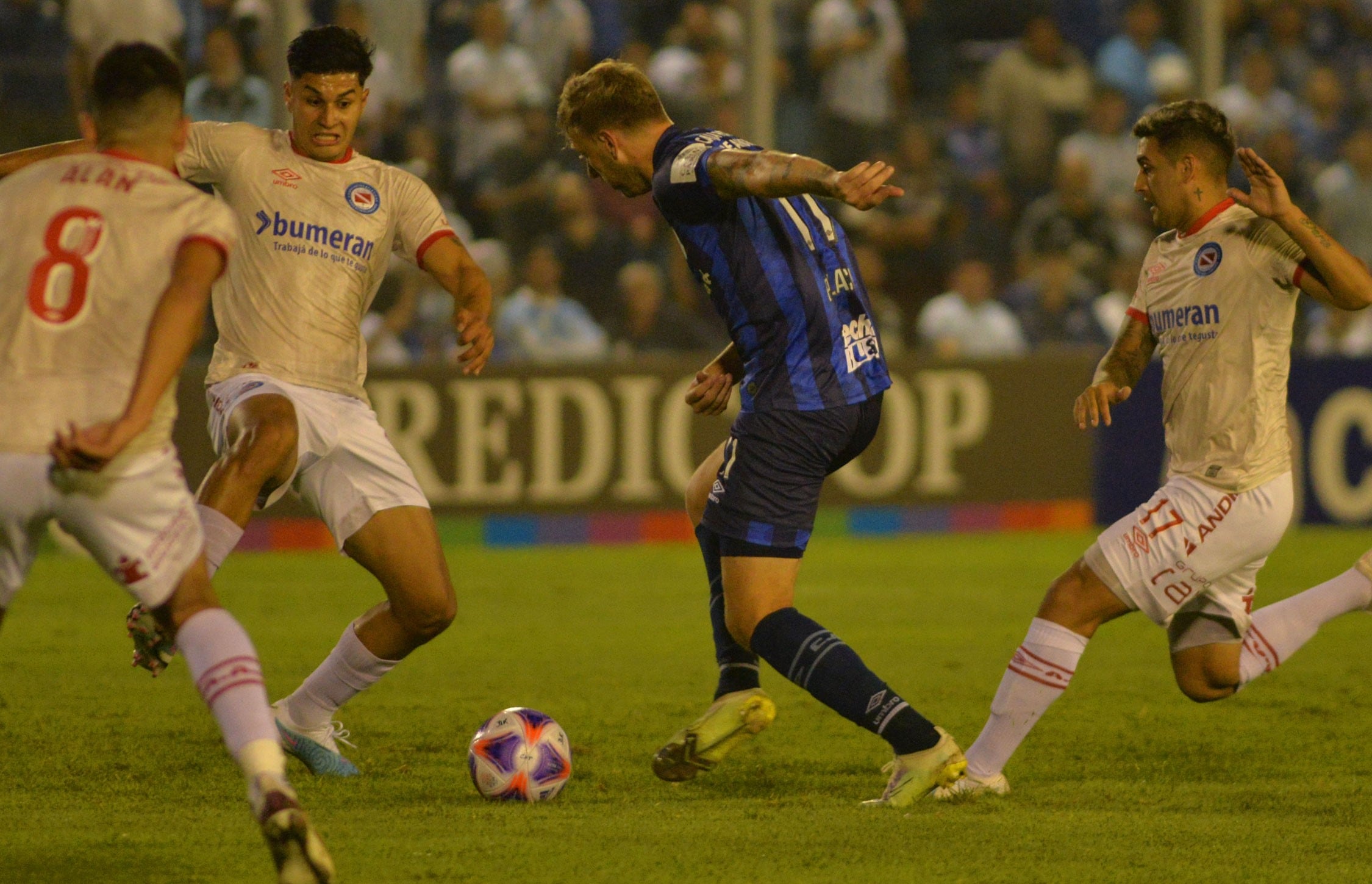 El Decano y el Bicho, en duelo de irregulares (Foto: @ATOficial).