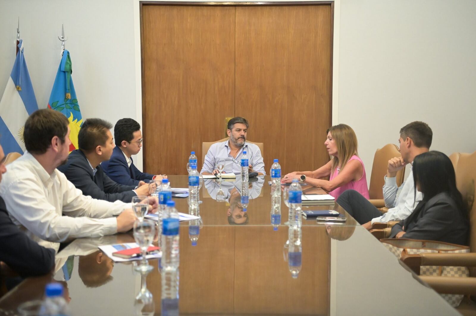 Funcionarios del Ministerio de Gobierno con representantes de Huawei.