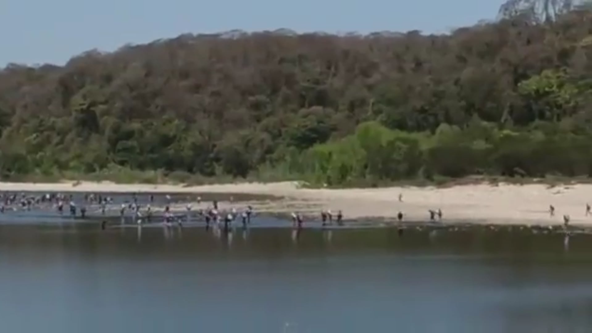 Captura del video con la gente cruzando el Bermejo