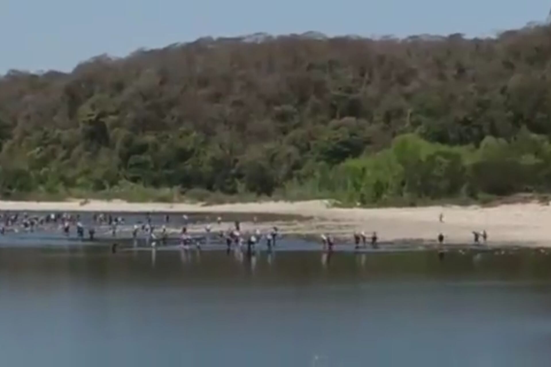 Captura del video con la gente cruzando el Bermejo